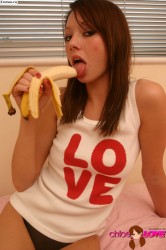 Соблазнительная девушка берет в рот банан