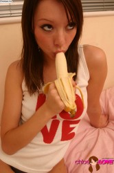 Соблазнительная девушка берет в рот банан