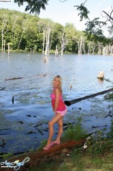 Девушка на озере показывает попу