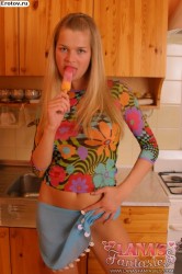 Девушка эротично сосет мороженое на кухне