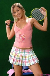 Эротичная теннисистка в короткой юбке раздевается
