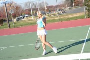 Эротичная теннисистка в короткой юбочке выставила на показ трусы