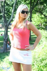 Эротичная девушка в розовых трусиках прогуливается в парке